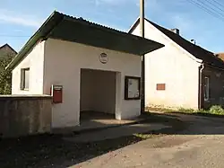 Bushalte in het dorp (2015)