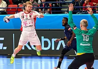 Aron Palmarsson tegenover Thierry Omeyer van PSG