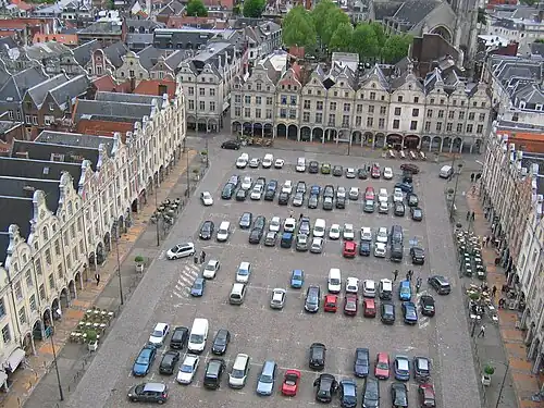 De Place des Héros vanaf het belfort (2009), toen het plein nog niet verkeersvrij was