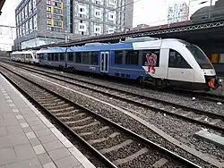 Arriva-LINT-treinstellen. Treinstel 26 in Arriva-huisstijl. Treinstel 37 nog in Veolia-huisstijl