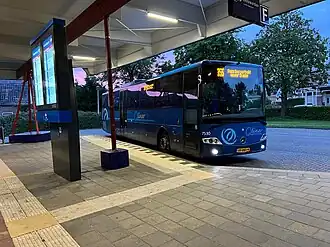 Busstation met Qliner als lijn 355 van de vervoerder Arriva (2024)