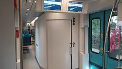 Zicht op het toilet inclusief dubbele reisinformatieschermen.