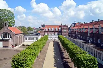 Arsenaalplein met Arsenaal en links het Kruithuis/kapel