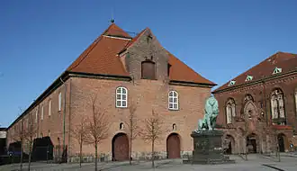 Het Oorlogsmuseum met de inmiddels verwijderde Leeuw van Idstedt, 2007.