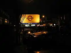 Metrostation Arsenal bij nacht