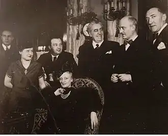 Fanny Heldy (zittend) in 1937 bij de première van L'Aiglon, met o.a. Arthur Honneger (derde van links) en Jacques Ibert (tweede van rechts).