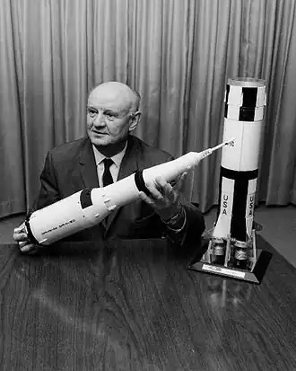 Arthur Rudolph met een model van de Saturnus V, Huntsville, Alabama