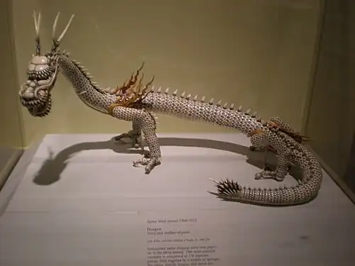 Draak gemaakt van metaal, ivoor en parelmoer. Meijiperiode, Japan Cantor Arts Center op de Stanford University