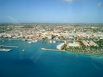 Paardenbaai en Oranjestad met rechts Renaissance Marketplace (2014)
