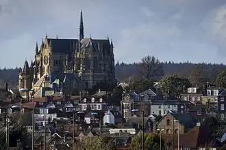 De kathedraal van Arundel gezien vanaf de overzijde van de rivier de Arun