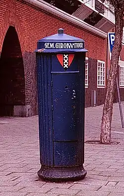 Staande bus Gemeentegiro in de stijl van de Amsterdamse School. Foto:&nbsp;bma.amsterdam.nl.