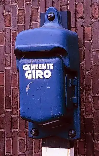 Hangende bus Gemeentegiro in de stijl van de Amsterdamse School. Foto:&nbsp;bma.amsterdam.nl.