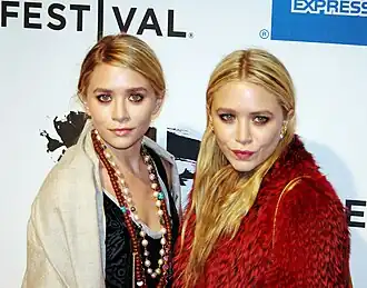 Ashley (l) en Mary-Kate (r) Olsen in 2011