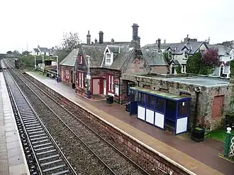 Perrons met voormalig stationsgebouw, 2014