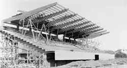 Het stadion in 1966. In 1962 werd besloten een stadion te bouwen. De bouw begon in 1965. Op de foto is het stadion te zien in 1966.