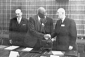 Victor Bodson (rechts) en Lamine Guèye in 1967