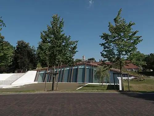 Ondergrondse nieuwbouw van het museum met daarboven de museumtuin