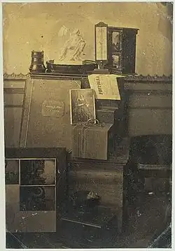 Stilleven met foto's in lijst, fotoalbum, lens, gipsen beeld van Ariadne, thermometer en kopie van het tijdschrift Revue Photographique, ca. 1855