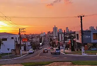 Zonsondergang met de hoofdstraat Avenida Rui Barbosa in Assis