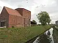 Herberg met achterliggend nutsgebouw en ast