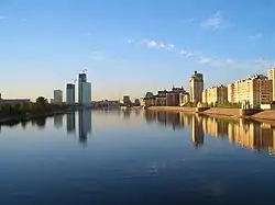 Gezicht over de Isjim in Noer-Soeltan met nieuwe gebouwen in aanbouw