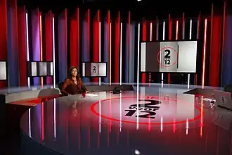 Astrid Joosten in het decor van 2 voor 12 (2017)