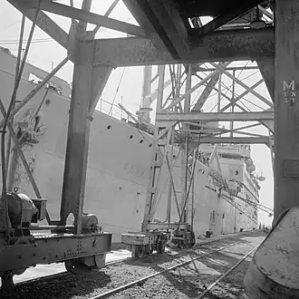 Het MS Ruys in de haven van Adabya