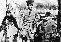 Mustafa Kemal Atatürk en Latife tijdens hun bezoek aan Adana 1923