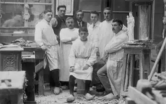 Verdonk (derde van rechts) in het Atelier Van Bokhoven en Jonkers