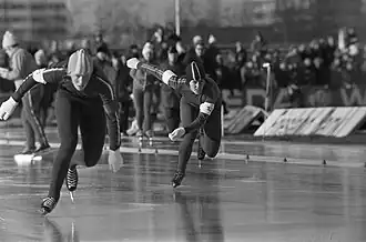 Connie Carpenter-Phinney (links) en Atje Keulen-Deelstra in 1974