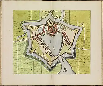 Blokzijl in de 17e eeuw. De schans van Sonoy uit 1581 is nog herkenbaar bovenin de tekening als het dicht bebouwde gebied tussen de twee sluizen in.