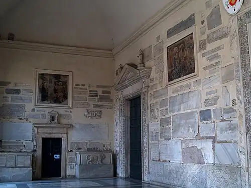 Lapidarium in het voorportaal