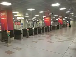 De toegangspoortjes in de verdeelhal