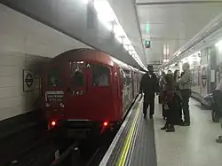 Materieel TS1938 in het station ter gelegenheid van de viering van 150 jaar Underground.