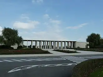 Ingang van de Amerikaanse begraafplaats aan de N612