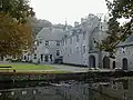De binnenplaats (16) van het kasteel, gezien vanuit het westen.
