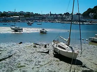 De haven van Audierne bij laag water