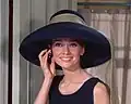 Audrey Hepburn met picture hat in de film Breakfast at Tiffany's, 1961
