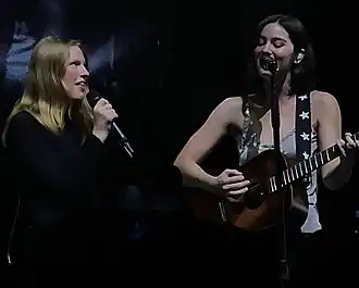 Hobert (links) samen met Gracie Abrams tijdens een concert