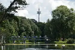 Opgestuwde Amper met de straalverbindingstoren op de achtergrond