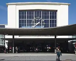 Voorgevel van het station