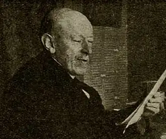 August Flament in zijn werkkamer in 1919