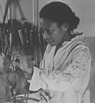 Augusta Savage aan het werk in haar studio in Harlem in de jaren 1920/1930