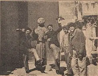 Een jonge Fivet (tweede van links) in 1898 bij de restauratie van de Kathedraal van Reims.