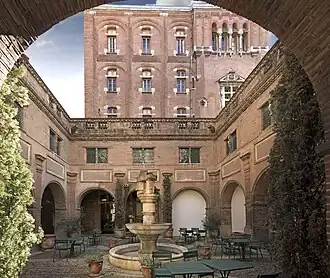 Kleine kloostergang en erboven de 19e-eeuwse uitbreiding van Darcy