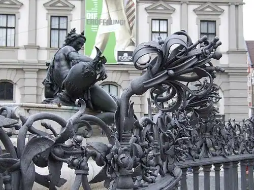 Hekwerk en figuur Singold, Augustusbrunnen (ca. 1587–1594), Augsburg