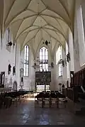 Interieur van deze kerk: priesterkoor in gotische stijl