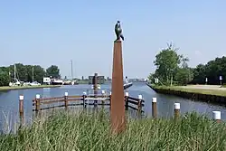 Beeld Aukje aan het kanaal bij de Johan Frisosluis