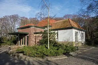 Aulagebouw nabij de hoofdingang
