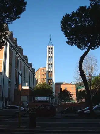 De campanile en links het kerkgebouw